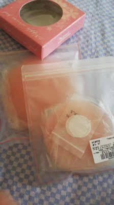 粘性很大，只是效果不太理想，防下垂得大点全包住才能提升，适合没有生过孩子的，对已经下垂的不管用，不如那个小一点的好用卖家还送了一对小的，还送了条内裤