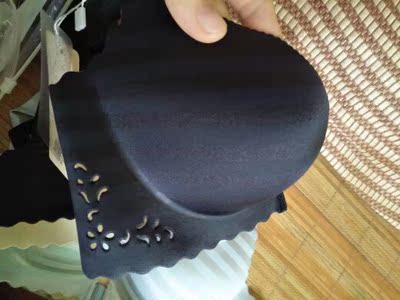 内衣非常紧绷，不怎么好，睡觉内衣带子有点勒人，内裤也是弹力比较大，紧身衣的感觉，前扣太硬了会有印子，不过整体做工挺好的