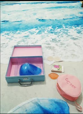 这个颜色真的是一点抵抗力都没有，我的真丝裙子我的毯子还有礼服，都是蓝色系，很梦幻，质量很棒，设计真的太科学了，赞，配了下衣服，是不会露出来的，先好评，等礼服穿了再来追加