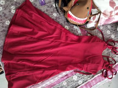 很修身，很显身材。布料也不错，穿起来挺舒服的，发货的速度好快，友友们，值得购买哦