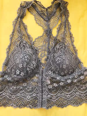 内衣很美，实物颜色很好看，没有色差。小胸福利～款式很喜欢，蕾丝质量也很好。