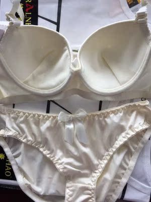 看到了吗，这款247文胸还有透气孔，穿上真的是太透气了，惊喜！老实说，这是我买过舒适度最好的内衣了，这种材质真的穿着很舒服，表面滑滑的，太舒服了，完全没有一点勒人的痕迹，并且真的是很适合我们这种平胸一族了