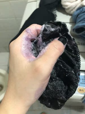 我洗了三四遍 盐水泡过 都没有用 掉色掉的太厉害 是挺好看的 但是内衣不掉色 内裤贴身穿的 抱歉 没办法给好评 我真的是从不给差评