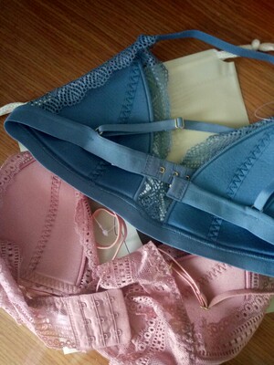 买了两款,很漂亮,试穿了下,料子软软的,蕾丝也不扎人,穿在身上跟没穿似的,舒服,小胸也可以穿,不过平胸穿了更平了😁,最重要的就是要舒适 买了两款,很漂亮,试穿了下,料子软软的,蕾丝也不扎人,穿在身上跟没穿似的,舒服,小胸也可以穿,不过平胸穿了更平了😁,最重要的就是要舒适