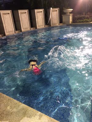 65斤小孩，146高。穿起来合身，不宽松了。有胸垫的，其实用不着，好想拆掉啊&hellip;&hellip;