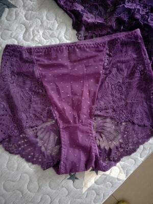 当时因为尺码纠结好一阵子，看了好多家，就这家看评论不错，拍了，收到以后果然出乎意料，很棒，幸好按照自己的尺码拍的，很有弹性，还以为内裤会穿不了，不错哦！身高160，体重145，xl正好，仅供大家参考