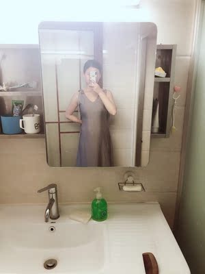 裙子很优雅，很柔软，穿起来很有型，上身效果好，搭一件薄针织开衫就能出门了，还被男朋友夸好看。设计蛮特别的，收腰特别好，那根腰带一扎起来就特别有腰身，而且肩带是活动的，可以自己调节长度来系，就是有点麻烦，但还是很喜欢。这个颜色显高级。