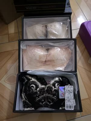 已经是夏娃之秀家的老顾客了，她们家的内衣都是非海绵的，穿上既舒服又健康，而且透气性好，穿过之后，相信你们都会爱上它。现在每天有时间就看看直播，她们家的主播都好好，听听她们介绍能懂得很多，不会选的也可以告诉她们，可以很专业的推荐买哪款适合自己，她们家客服态度都好好，真的很棒。本来家里已经十来件内衣了，99大促，活动力度大，忍不住又剁手了，而且每次买她们家内衣都有小礼物赠送，这次又送了一条内裤，包装也很上档次，真心喜欢上她家的内衣了，中毒了😂