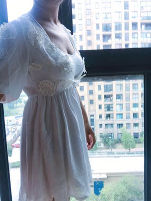 衣服料子很好很垂，不容易皱，蕾丝花朵图案很立体精致，也是软的料子，碰到皮肤不会扎人，里面穿个抹胸再套这个裙子很性感