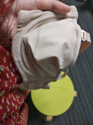 买了两件薄款  都很好穿  这款更加薄一点  上身感好像没什么区别  还是觉得黑色那款好看  这款实用一点吧