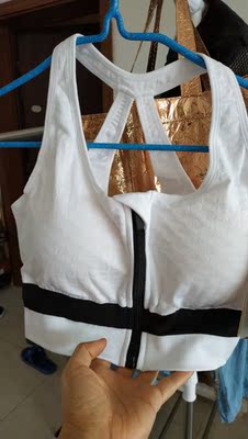 面料做工都不错!正是我想要的!缺点就是胸垫太硬! 面料做工都不错!正是我想要的!缺点就是胸垫太硬!