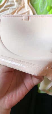 无肩带内衣就是方便，穿裙子，露肩衣服都阔以，中间带子可以拉，聚拢效果出乎我的意料，哈哈。小性感。。很喜欢，颜色也挺漂亮的