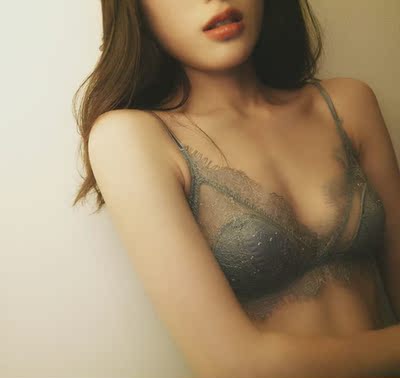 首先，无钢圈设计，让我彻底解放了天性，不用勒出一条条红印；其次，虽然是薄款，但是不会显的我胸平。总的来说，这款内衣挺适合这种天气穿的，轻薄透气，直接外穿也毫无压力！不管是颜色还是款式都彻底征服了我这个&ldquo;颜控&rdquo;！