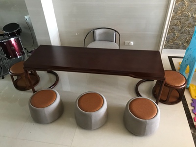 1.实物跟图片完全不是一个颜色 客服说是拍照色差 具体是不是色差 大家自己看照片吧。2.桌子不厚实 地下是空的 不是整块厚板 3.整体晃动感比较强 感觉支架会散 不小心碰到一下角都感觉会断。4.表面的油漆是那种哑光的封闭漆 比较厚 不像图片那样木头的纹路清晰。5.到底是不是进口白蜡木暂时不能确定 不过木头是实木。6.铁的那把椅子掉漆严重 不知道是物流原因还是什么原因，店家答应上门修补，不过暂时还没上门来。