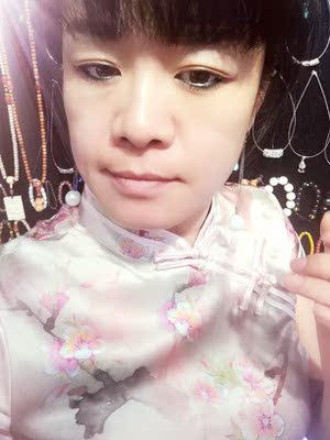 今天收到了宝贝，穿上了非常喜欢，做工没的说，很精致，手感很柔软，客服态度超好，一开始拍回来的小了一号，联系客服态度超好很有耐心解释，货返回去了没几天就收到了，这次很合身，真心喜欢，衣服布料好，穿上很舒服透气！美美滴！！