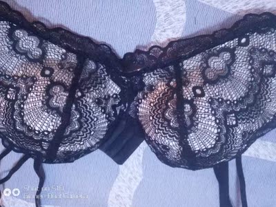 内衣收到啦，料子舒服很好，这个价格买一套挺好。特别适合小胸的美女们。本人118斤36刚刚好，也不勒人，颜色也漂亮。同事也说挺好，发了链接给她，打算也买一套😃