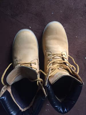 特意穿了好几天才来评价，真的很不错，算是性价比最高的大黄靴，原来也买过踢不烂的大黄靴，说实话，有些不合中国人的脚型，不是太舒服，而且质量不值那个价格。在客服指导下买的号码很合适，客服的服务态度很不错，是个做品牌做大项目的态度，鞋子做工很好，缝线结实无瑕疵，走路舒服有气质，皮子也是真的，昨天好奇心突发试了下确实真防水。写这么多是因为真的觉得在现在用心用品牌做鞋子的企业太少了，都在炒作营销，在这样的大背景下找到个良心企业应该支持，还回来买鞋子的，希望西瑞设计出更时尚有品味的鞋子。2017，愿一切都更好。