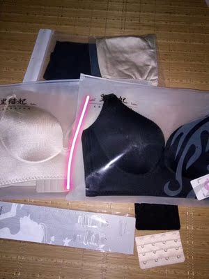 之前买过一件，觉得不错，又买了两件。黄禧妃家其他两款内衣我也买过不过退了，我做一下对比就知道差距了。1、聚拢效果。1号和2号聚拢效果差不多，都是超好的，3号因为是一片式，聚拢效果差一点  2、厚度。1号和3号都是适合夏天，比较轻薄，2号巨厚，想要看起来胸大的妹子不怕热可以选择  3、气味。我对气味不敏感，所以感觉1号基本没啥味道，我没洗过就穿了，2号有点味道，3号味道可以用刺鼻形容，刺鼻的化学药剂的味道，非常难闻        总结: 我个人是觉得1号性价比最高，适合夏天，2号适合胸小妹子也适合秋冬穿，3号不推荐