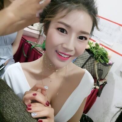 产品一如既往的好，质量非常的不错，粘性很好，夏天穿一字肩的衣服要用到这种类型的小内内。由于本身胸大也是很不好选择的，但是这款的话聚拢效果比其他家的要好，穿上去跟没穿一样，天气太热流汗很多的话还是需要去洗手间调整一下就会比较不错，我觉得这个带一天没问题。