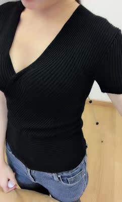 上次买的红色好看，朋友让我买黑色，我试穿也不错