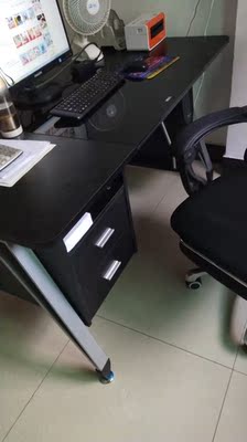 桌子很大气,美观,实用。就是店家发来的有一个配件坏了,补发了,店家答应赠送的小桌也是之后提醒再发货的 桌子很大气,美观,实用。就是店家发来的有一个配件坏了,补发了,店家答应赠送的小桌也是之后提醒再发货的