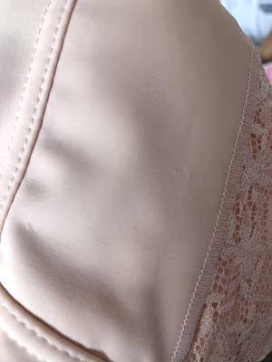 收到发现有勾丝，客服态度很好，说要调换，但是我最怕麻烦的人怕浪费时间就算了。今天上午试穿，发现肩带总是往下掉，我这么宽的肩膀居然都掉，舒适度不够，感觉不值这个价