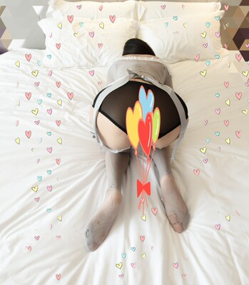 宝贝收到了，布料不错喔，很性感诱惑也显身材妩媚增加夫妻小情趣，面料舒服又柔软，真的很棒，我也领了优惠券，多买件换着穿！