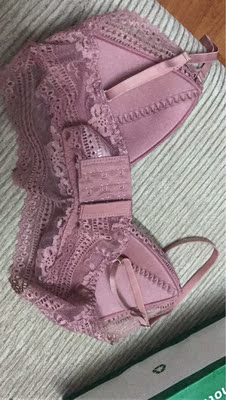 颜色好看，蕾丝的样式很喜欢，穿上身真的像没穿一样很舒服，不会凸点。就是后面的扣带那里是蕾丝的，感觉很松容易坏，前面的连接处有一条线穿贴身一点的衣服都能看见