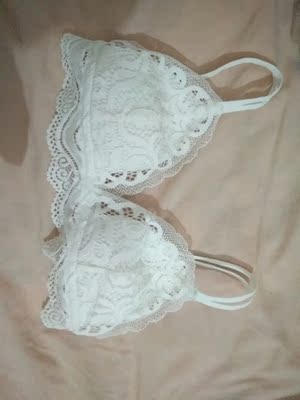 之前看评价，有人说穿上扎人，我不相信，买了穿了两次，的确扎人，面料的原因导致的扎人，不推荐这款。胸小的人穿上更没胸。