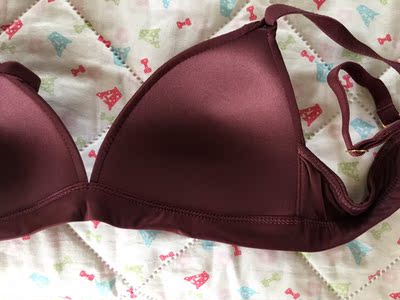 内衣面料柔软,触感舒适,穿着很透气,零束缚,酒红色很好看,哈哈,好评。 内衣面料柔软,触感舒适,穿着很透气,零束缚,酒红色很好看,哈哈,好评。