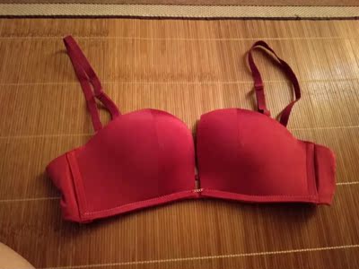 质量还可以，挺适合小胸女孩穿的，还挺舒服，我穿72a刚刚好