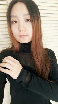 这款网纱打底很快就到了，迫不及待穿上试了试，很舒服的网纱，而且穿上有一点小性感，颜色也很百搭，不褪色，满意