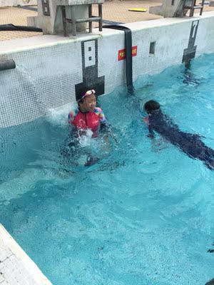 质量非常好，看着很紧，以为小了，我拿来在我的大粗腿上试下，很容易穿上了，所以看着紧，其实很好穿，很舒服 质量非常好，看着很紧，以为小了，我拿来在我的大粗腿上试下，很容易穿上了，所以看着紧，其实很好穿，很舒服