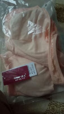 衣服质量很好纯棉材质，穿上很舒服。老妈很喜欢，大小也合适。没有线头。很适合胖妈妈们穿