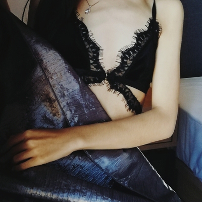 质量很好，款式蛮特别的，扣子是前扣的，腰那里加了固定和装饰用的带子，有个性又性感