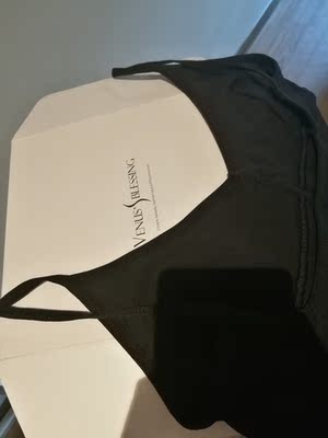 m码刚好适合我，没有海绵垫，很舒服摸着，不是很薄所以不用担心没有海绵垫会有露点，还是可以的，我很喜欢，准备再入一个肤色哈哈。物流也很快，不错不错有弹性也不是很勒的。