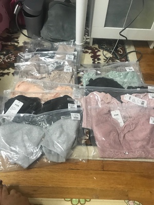 买了很多件他们家的内衣，第一次买，因为大胸很不容易买到喜欢的又比较好看的，很多大胸的内衣款式颜色都很老气，但这家都是一些很清新的颜色，适合年轻MM。质量也都非常好，手感很不错，也买了几件送妈妈，妈妈也是很喜欢。家居服和老公买的情侣款，老公也满意。客服19，客服21两位MM都特别好，祝卖家生意兴隆！