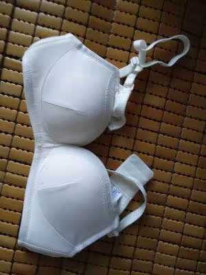 衣衣很不错的哦，是纯棉的，这款属于上薄下厚那种的，以前就买过这类型的，穿着很不错的呢，而且还是无钢圈的，穿着无束缚。我买的粉色，是那种浅粉的，挺好看的，已经洗过了，不褪色的哦。这家店衣衣的质量还是不错的呢，非常喜欢！卖家的服务态度超好的哦，我给卖家说我挺急的，卖家就立即给备注当天发货，快递很快就到了，没有耽误事，太赞了！以后还光顾这家店铺！