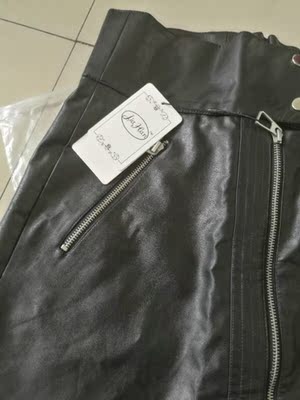 裙子质量不错，很有质感，拉链质量也很好。