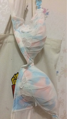 我现在所有的内衣都在奶糖家买的，以前掉肩带，现在穿这家从来不掉。以前穿后排扣四五排的，现在穿两排的，副乳也没了。离不开奶糖家了你说咋整？ 这内衣被我拍的好丑，但是真的巨好看