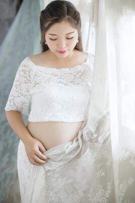 去拍孕妇照要求自己带一套  租三套划算就租了三套    只穿了一套来给你们上图   我高163     重140  体重比我还重的都能穿一点都不勒还有空间  一百五六十斤都能轻松穿上   而且衣服很干净  拿来还香香的