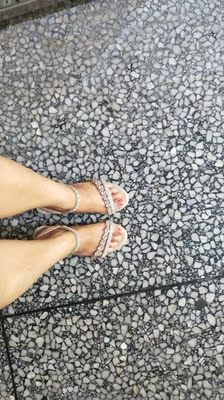 亮亮的，真好看。而且对于小脚的我真的合适，穿上美美的，还很舒服，下次购鞋就你家了