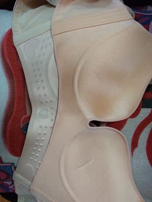 内衣质量，版型，上身效果无论哪一方面都是无可挑剔的，挺实惠 划算 又那么美，大品牌值得信赖，一直在你家买，已经有很多件内衣都是你们家的了。质量总是那么的好，码很正，看起来很性感，一点不闷热，穿着舒适，价格也很划算，就连这个内衣也是这样的，穿着舒服，不掉，买之前我看有买家评论说掉，其实我是有点担心的，但是根据我之前在你们家买产品的经验，我还是决定买回来看看，我穿戴发现没有任何要掉的现象，很好，事实证明我的眼光是很好的哦，内衣的质量非常好，摸起来手感很好，蕾丝款是质量很好的那种，收副乳不错，穿着立马挺起来！也收副乳不会露出多余的赘肉，穿在身上没有束缚没有压力，也不会压胸，真的很舒适，买的时候是做活动，真棒!反正我是觉得很贴心 包装那么精美也很严实很好，快递速度快，