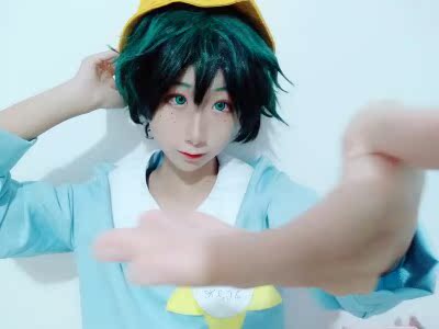 衣服很可爱鸭，买来出幼稚园出久，黄色的花花是自己做的