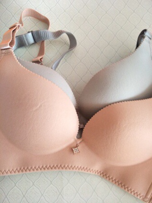 很漂亮的内衣，穿上胸型也很好看，很舒服 这种薄款的 春秋冬穿也舒服的  码数非常合适 在天猫买比较划算 还会继续买的！料子也很不错～肩带虽细，但一点也不勒～穿起来很漂亮～一直喜欢这个牌子，会一直用下去的哟
