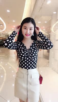 百搭的波点,很喜欢。特别显瘦,V领设计很好,闲的脖子长,适合上班族的美女。 百搭的波点,很喜欢。特别显瘦,V领设计很好,闲的脖子长,适合上班族的美女。