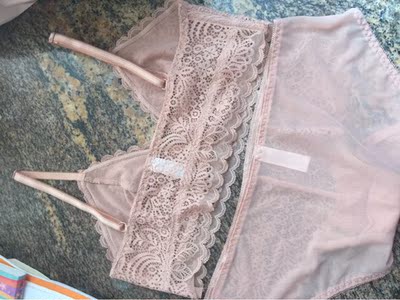 抢了提前购的体验，昨天下单早上内衣就收到了，快递给力哦，内衣很满意，这种蕾丝薄款内衣很舒适，质量也很好， 75C胸围穿L码刚刚好~