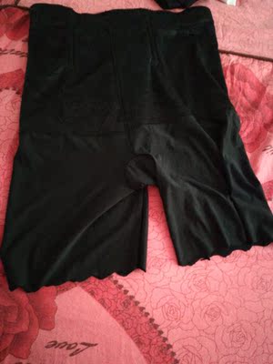 货到了，穿上正好还行吧，收腹一般，小码效果会好些吧，快递快 。还送了船袜不错。