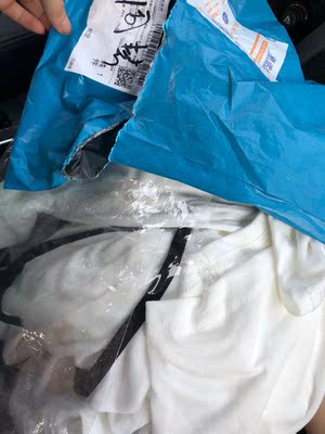 你们自己看 脏不脏 换来换去 麻烦 补偿了8块钱 我说10块钱还不肯。我也没有说一个字。反馈。一个字差 下次绝对不会再来买这家东西 你们自己看 脏不脏 换来换去 麻烦 补偿了8块钱 我说10块钱还不肯。我也没有说一个字。反馈。一个字差 下次绝对不会再来买这家东西