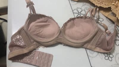 快递给力，包装的很好，内衣和描述的一样，没有钢圈，穿着很舒服，全五分，下次还会光临的